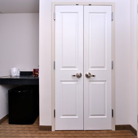 Holiday Inn Madison At The American Center By Ihg Exteriör bild
