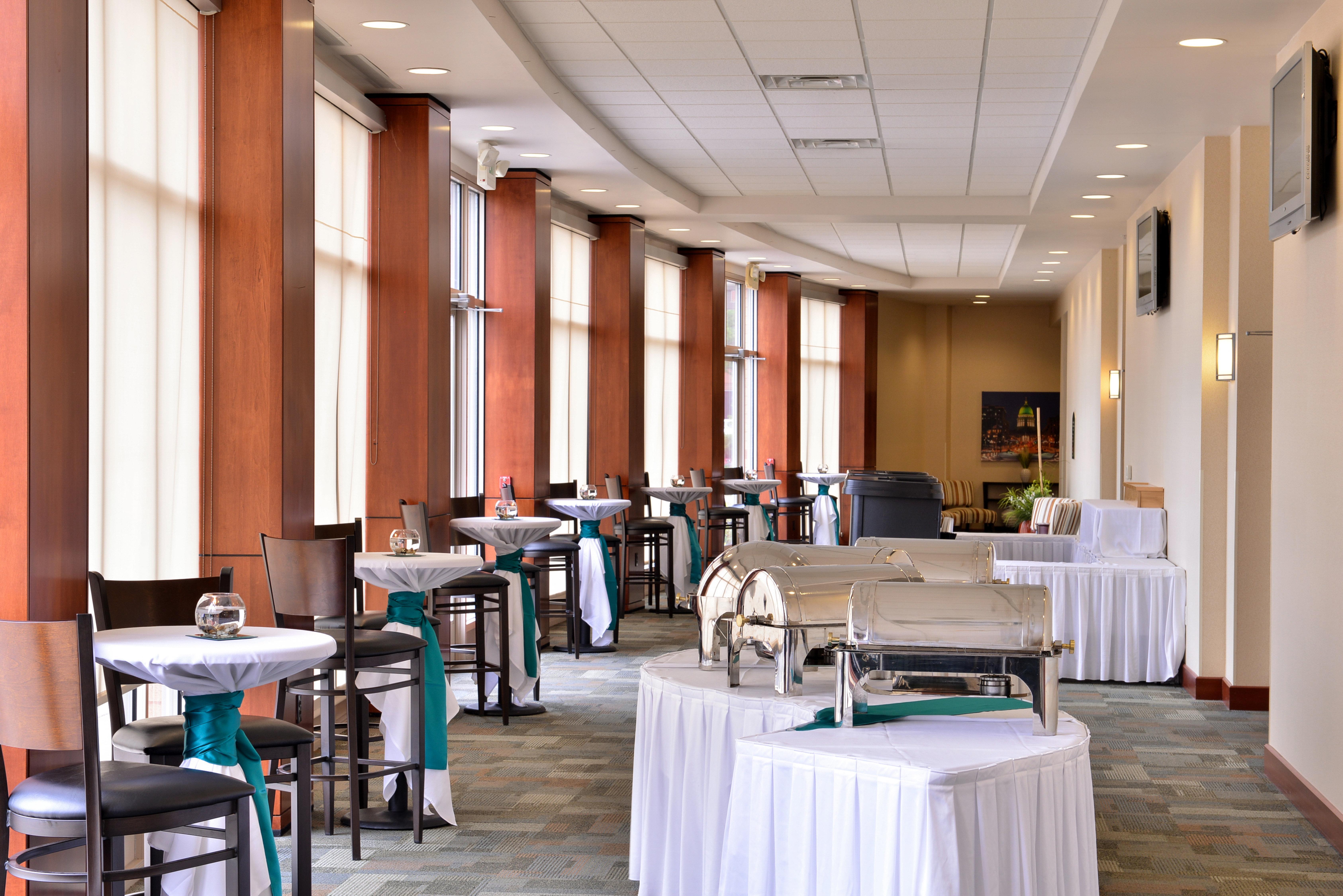 Holiday Inn Madison At The American Center By Ihg Exteriör bild